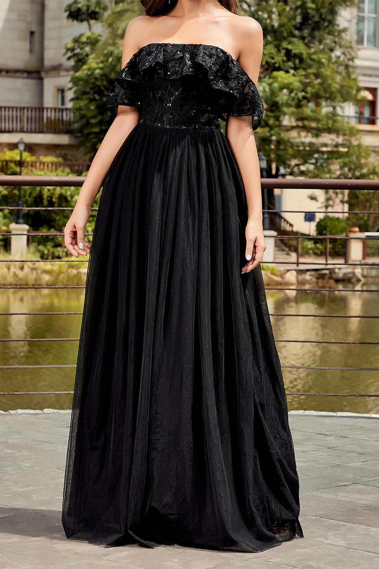 Yasmin Maxi Dress In Black
