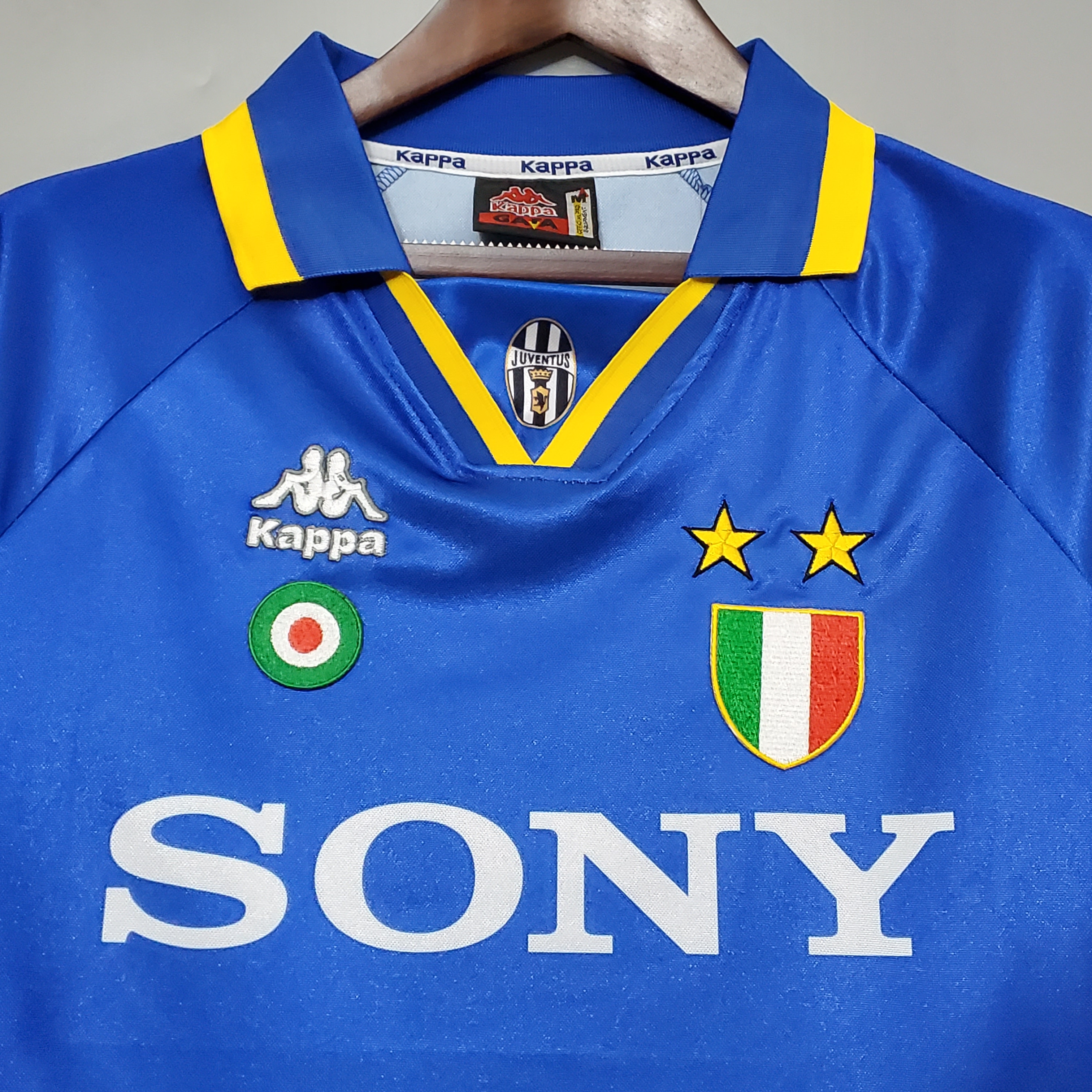 Retro Juventus 1995-96 Away Stadium Jersey