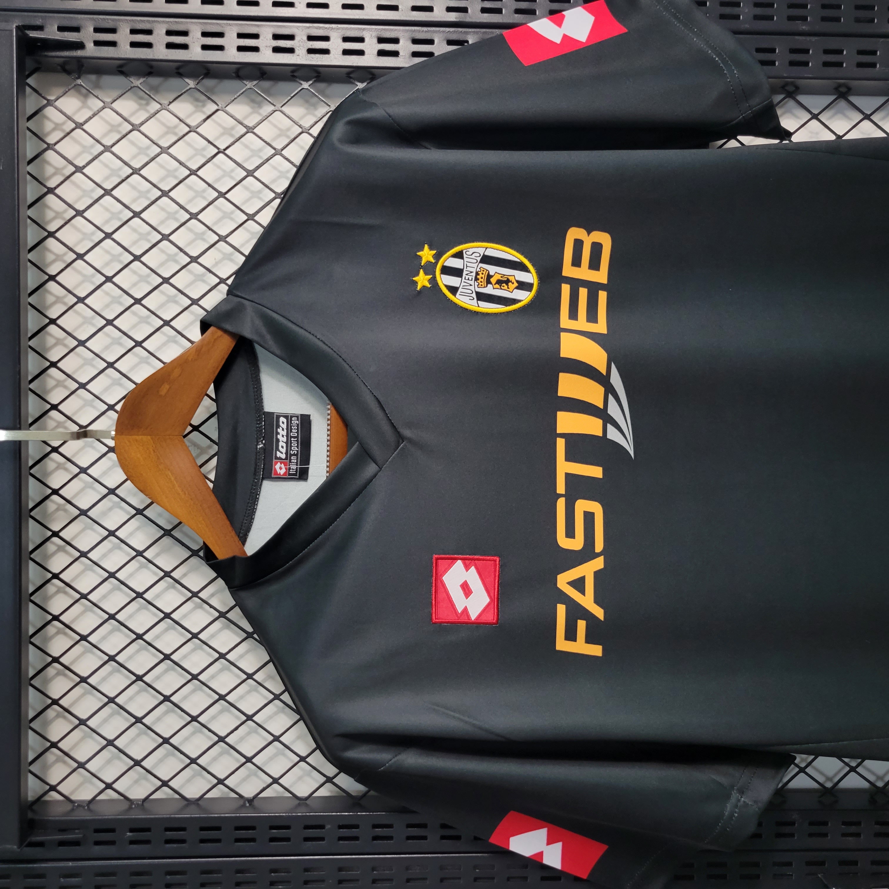 Retro Juventus 2001-02 Away Stadium Jersey