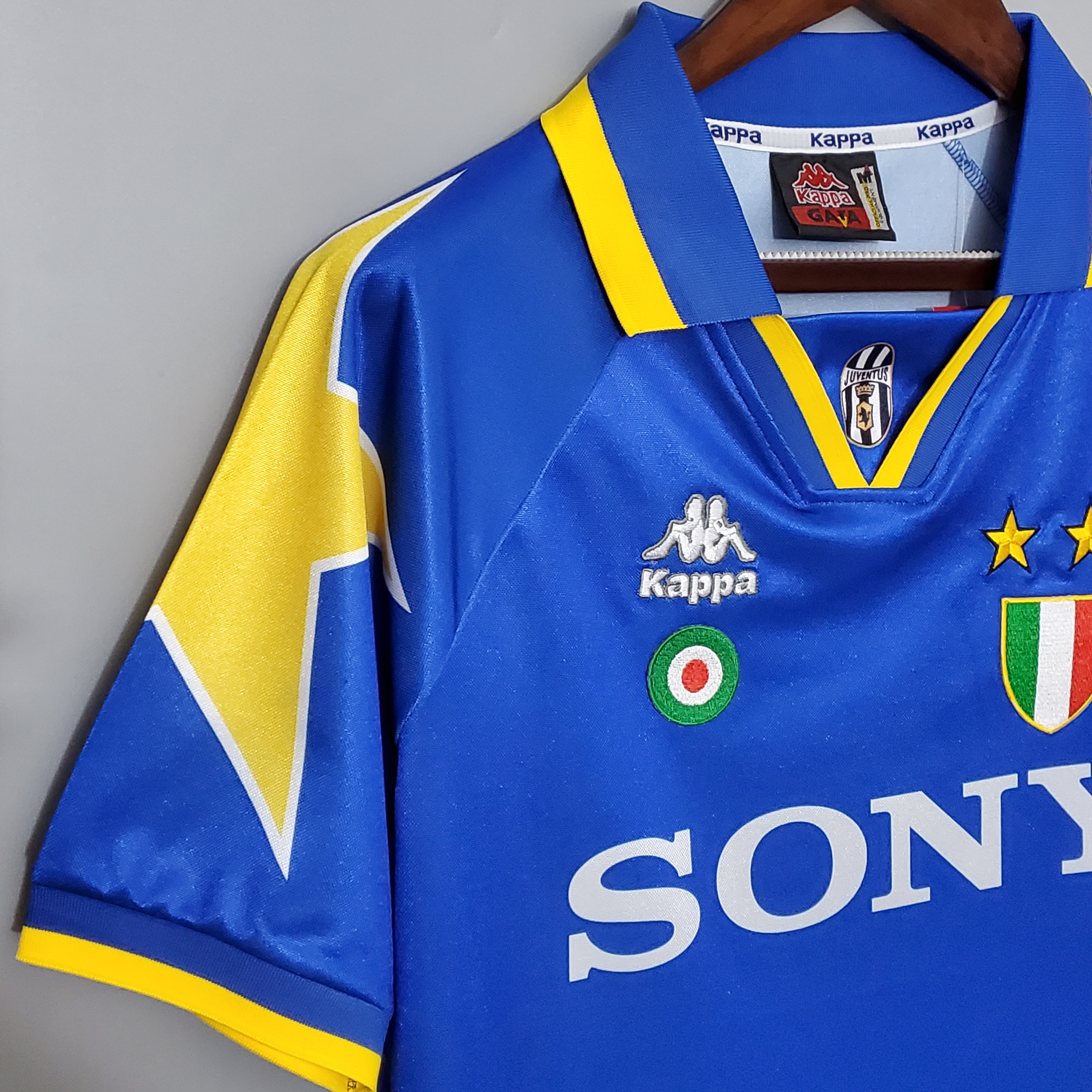 Retro Juventus 1995-96 Away Stadium Jersey