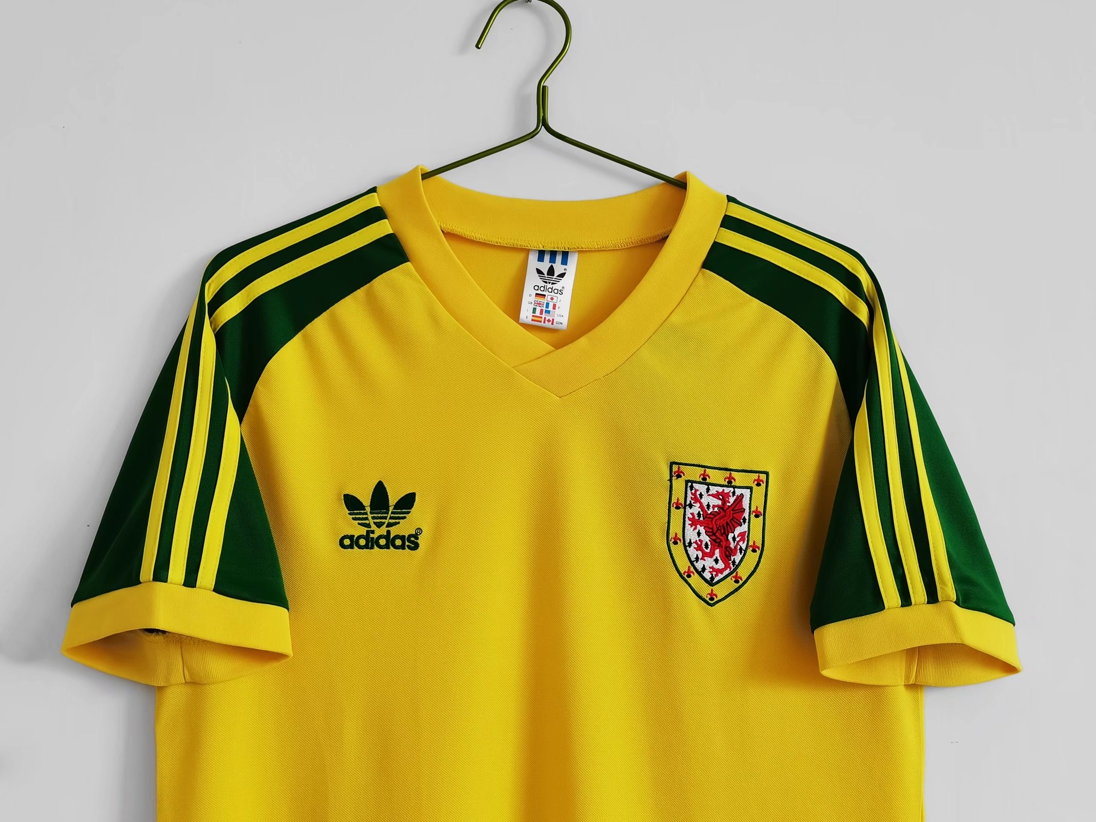 Retro Wales 1982 Away Stadium Jersey